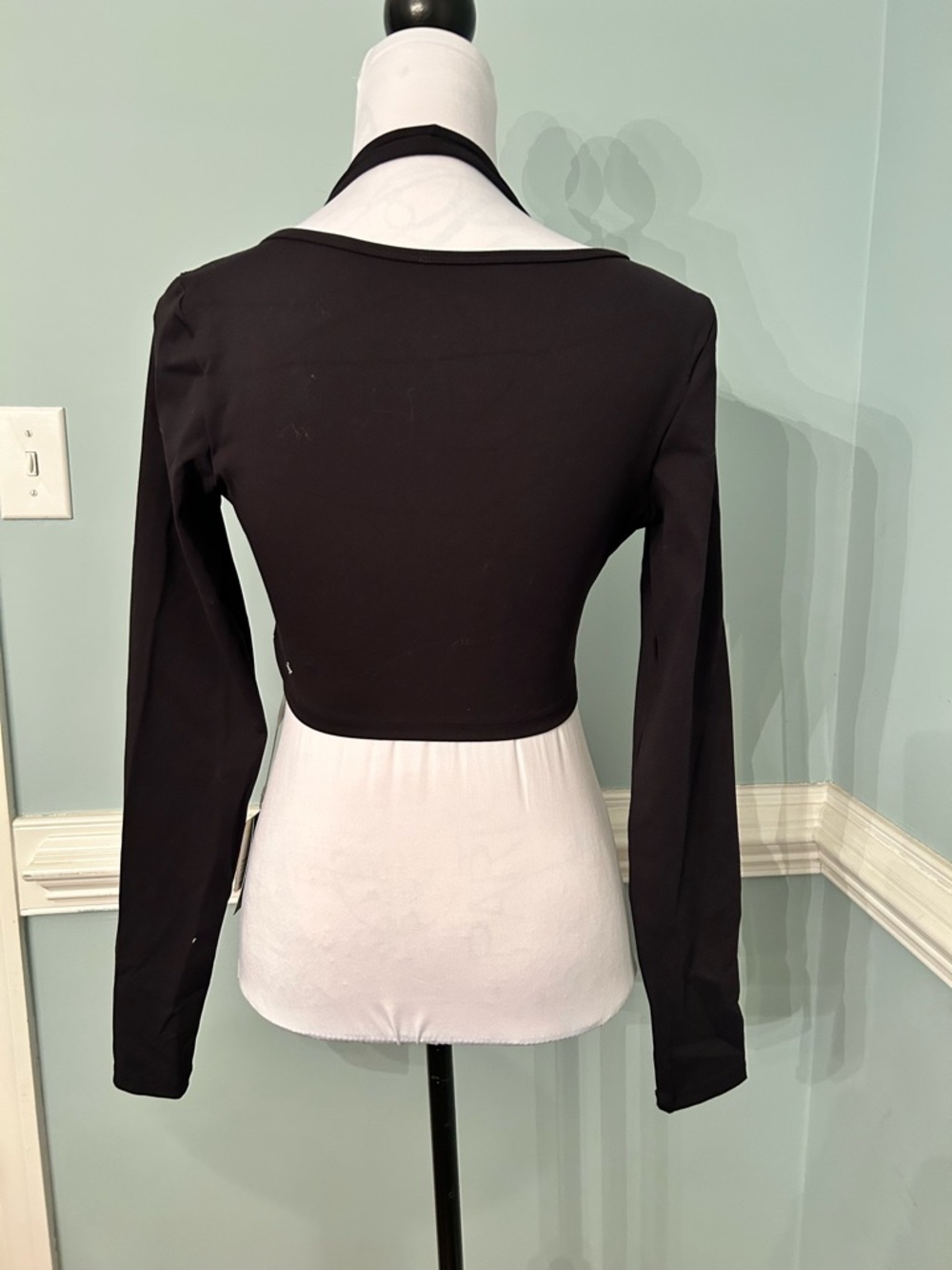 HALARA Black Long-Sleeve Crop Shrug with Built-In Sports Bra - Picture 3 of 7